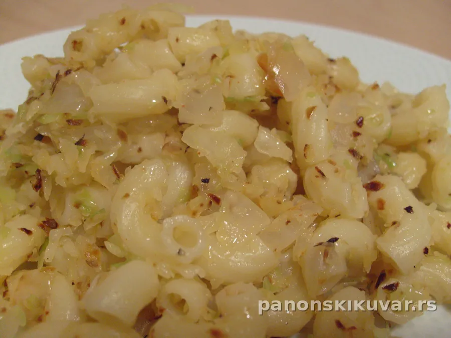toplo jelo od kuvanog testa sa dinstanim slatkim kupusom i lukom