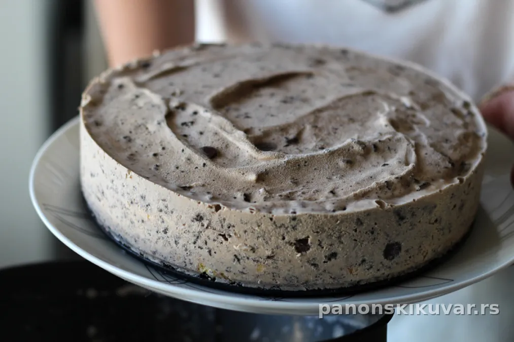 kremasta oreo cheesecake torta sa mrvicama keksa i glatkim filom
