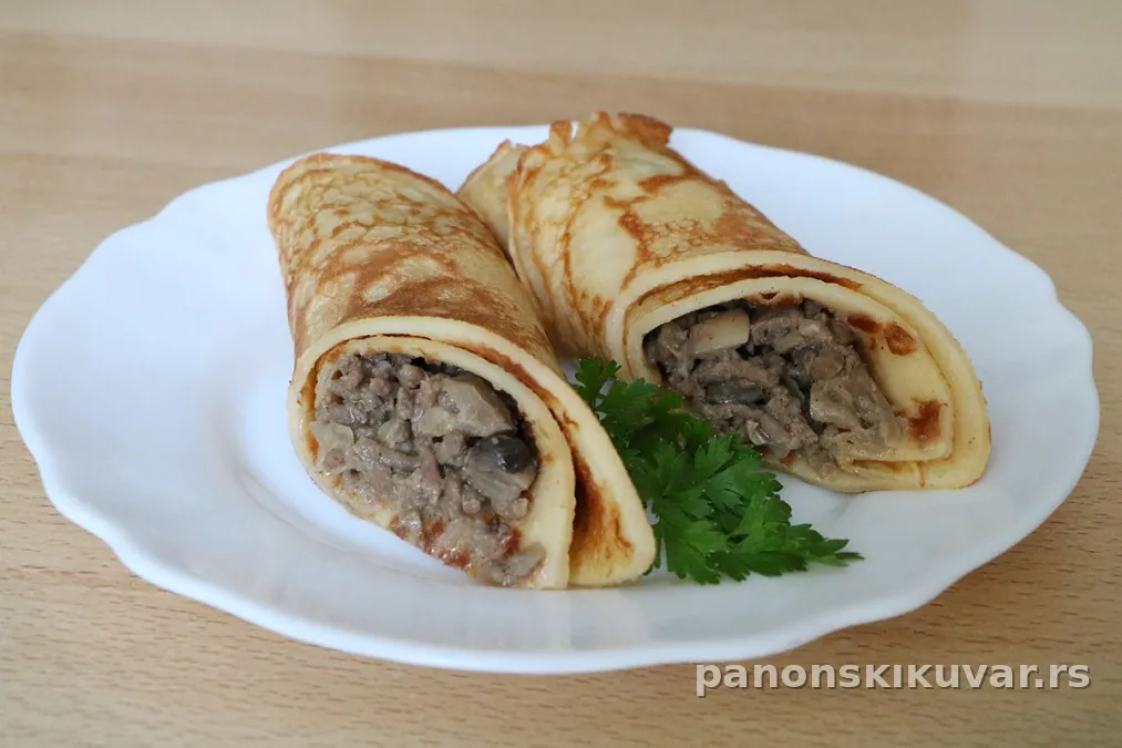 Zlatno pečene palačinke nadevene kremastim nadevom od pečuraka i jaja
