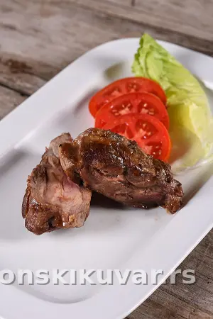 PEČENA DIVLJA SVINJA U MARINADI