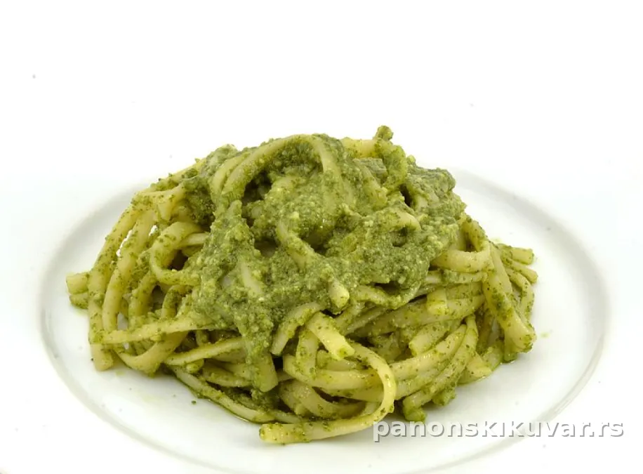 kremasti zeleni pesto preliv u činiji sa parmezanom i bademima