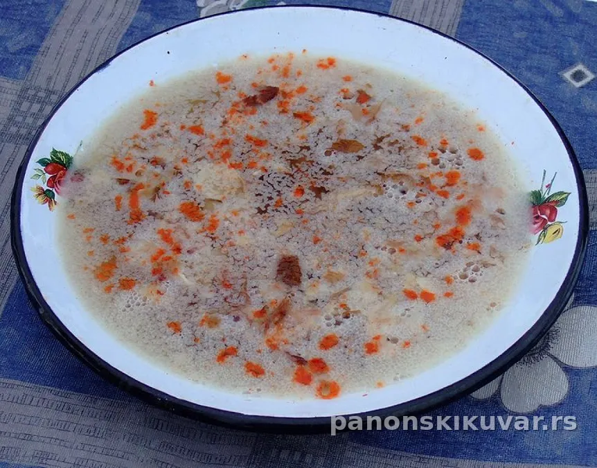 Posuda sa pihtijama, komadi mesa u prozirnom želeu, posuto tucanom paprikom
