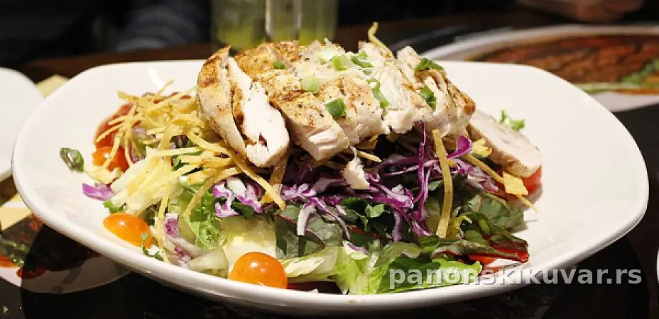 PILEĆA SALATA