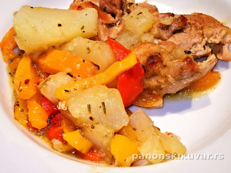 pečeno pile sa hrskavim testom, topla krompir-salata i svež paradajz na tanjiru
