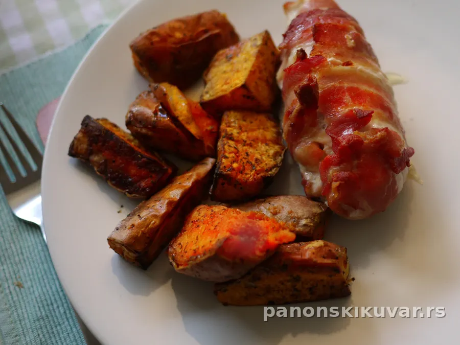 pileći odresci umotani u hrskavu slaninu, zlatno porumeneli na plehu sa krompirom