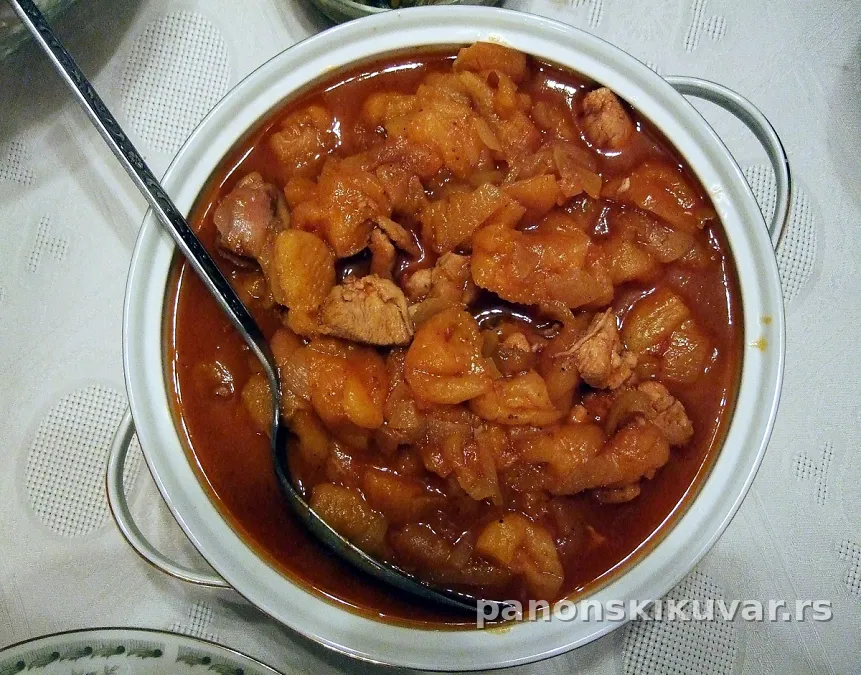 Topli pileći paprikaš sa komadima piletine, sosom od luka i paprika