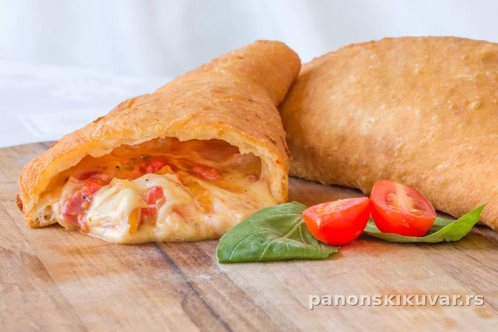 zlatno pržene piroške punjene kačkavaljem i šunkom, poslužene na tanjiru