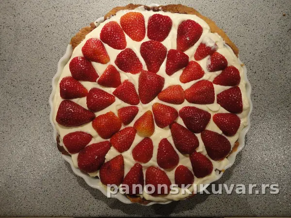 PITA OD MASLACA SA KREMOM I JAGODAMA