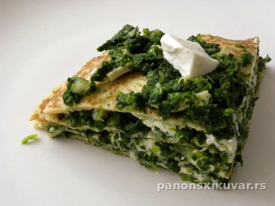 pita sa blitvom u tepsiji, zlatno-porumenela kora, vidljivi slojevi sira i slanine
