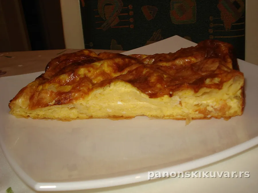 zlatno pečena pita sa jogurtom, isečena na kocke u tepsiji