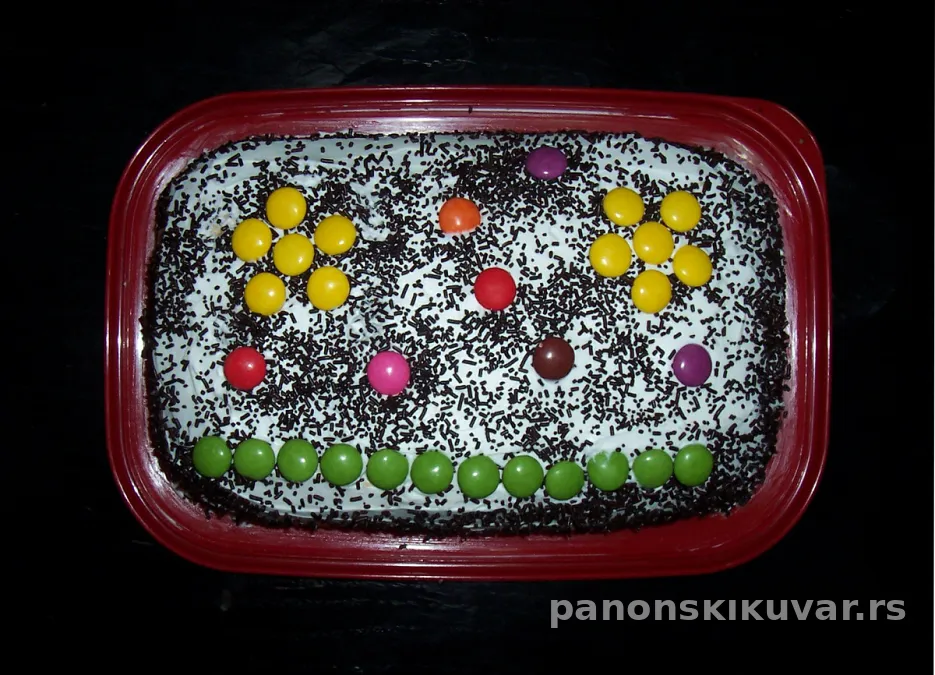 Kremasta plazma torta sa belim snegom i posutim seckanim orasima