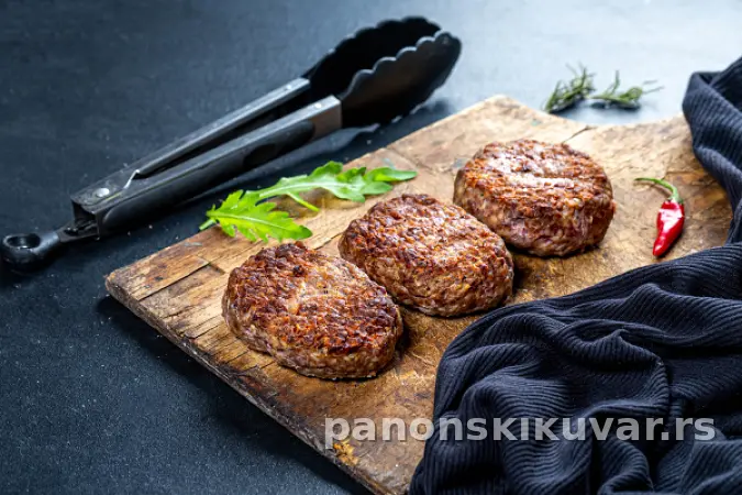 PLJESKAVICE PUNJENE PRŠUTOM I KAČKAVALJEM