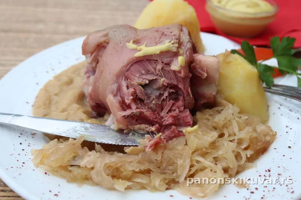 zlatno pečen podvarak sa butkicom i kiselim kupusom u rerni