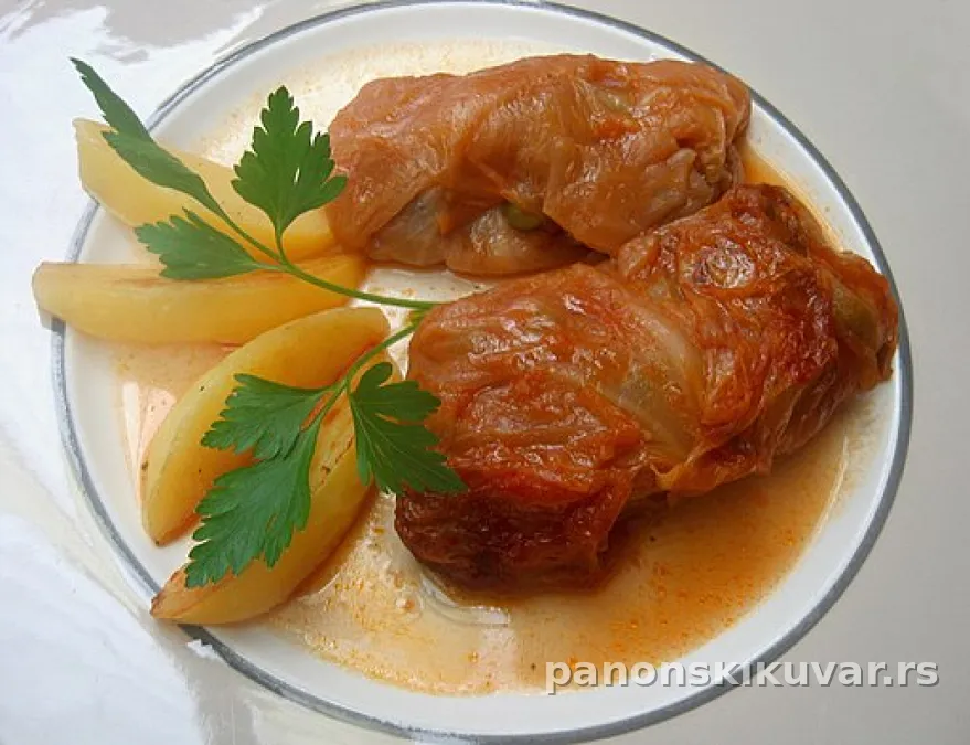 posna sarma u tanjiru sa zapržkom i listovima kiselog kupusa