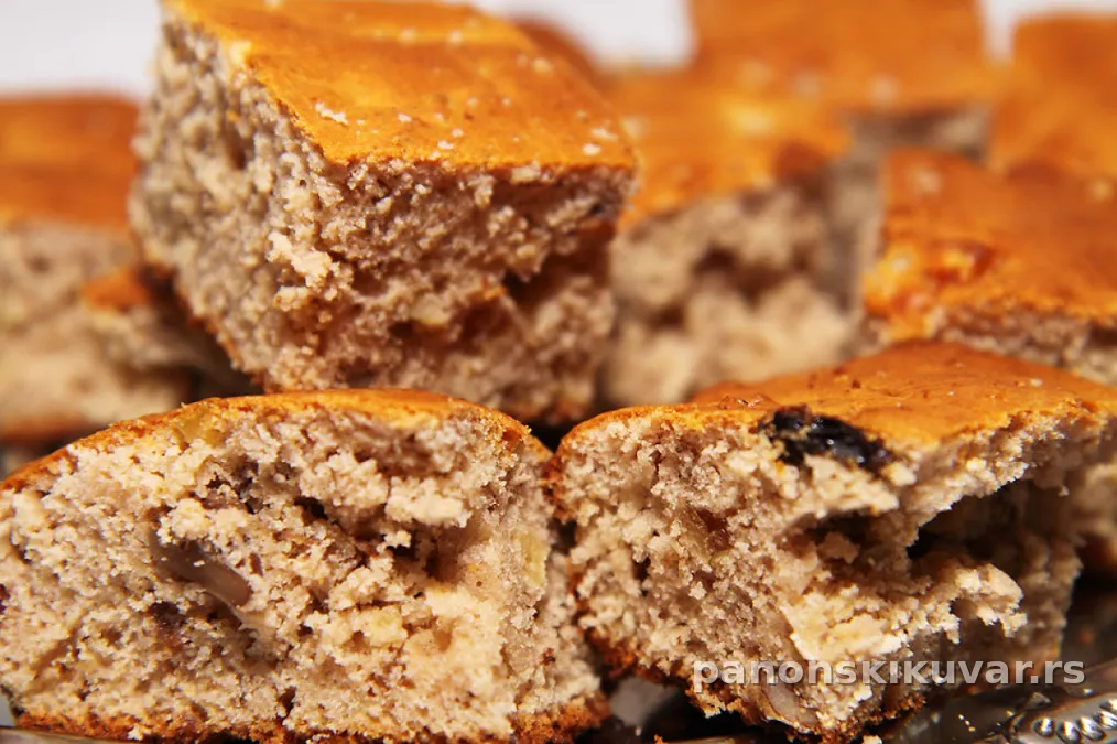 rezani komadi posne orahove torte sa tamnom koricom i prahom vanile