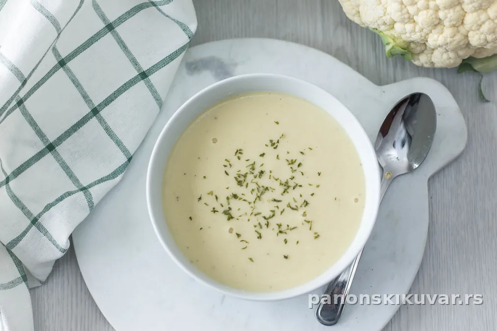 Topao tanjir kremastog potaža od karfiola sa pavlakom i peršunom