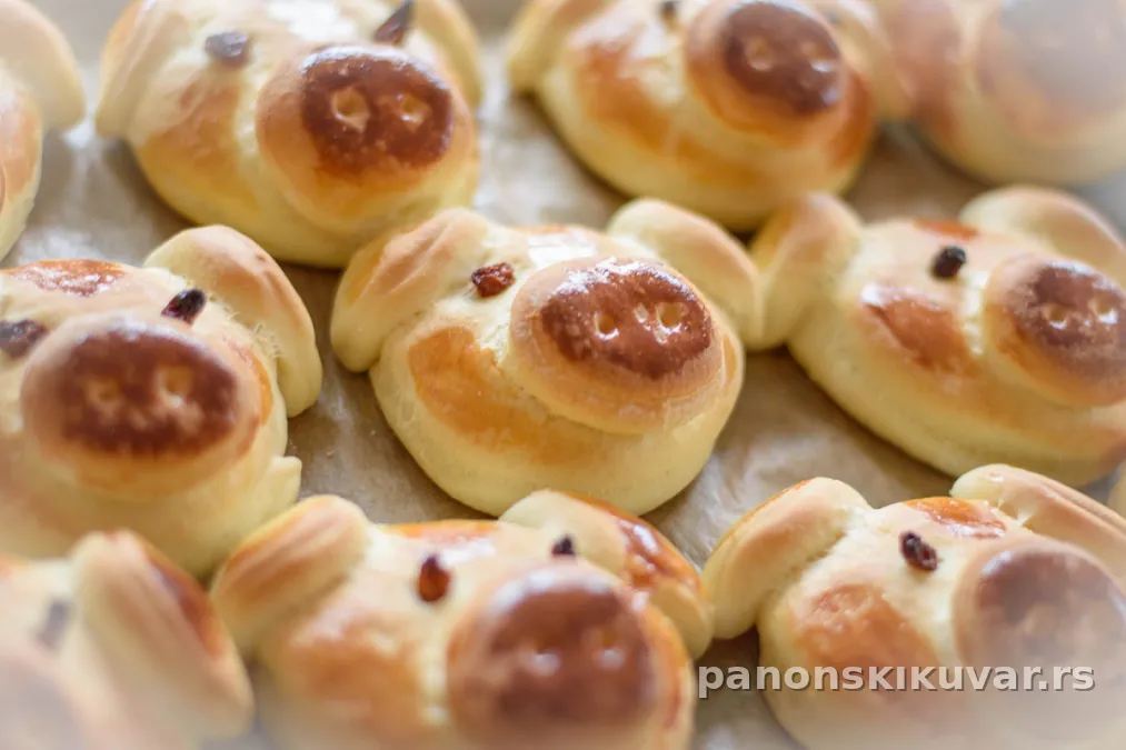 zlatno pečeni prasići od kvasnog testa sa žumancem i biberom kao očima