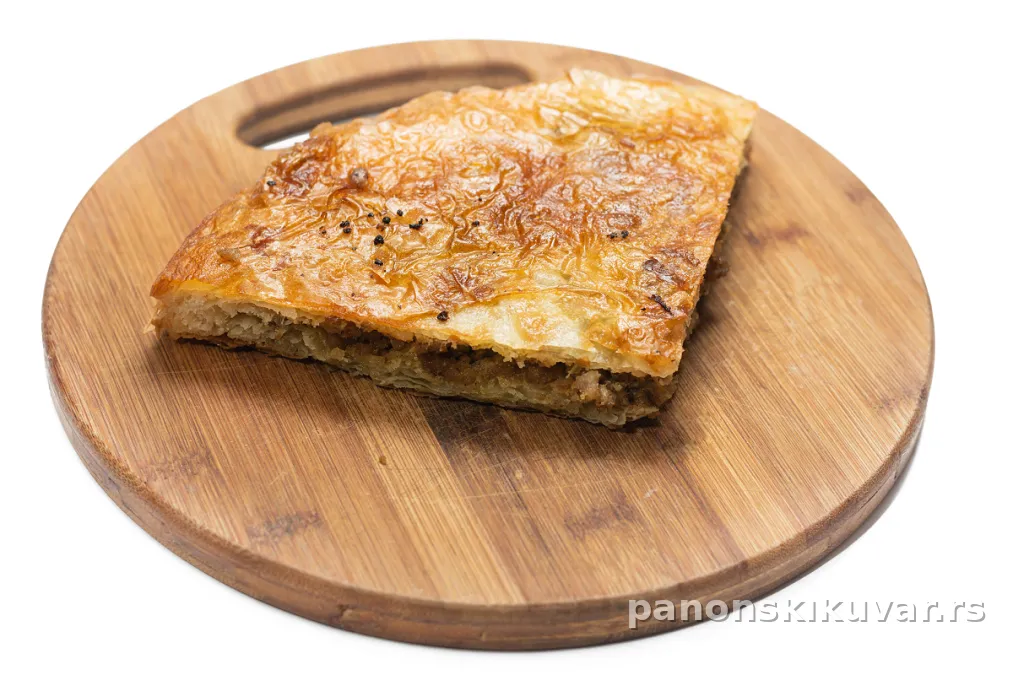 preliveni burek iz rerne presečen na parče sa mesnim filom i jogurtom