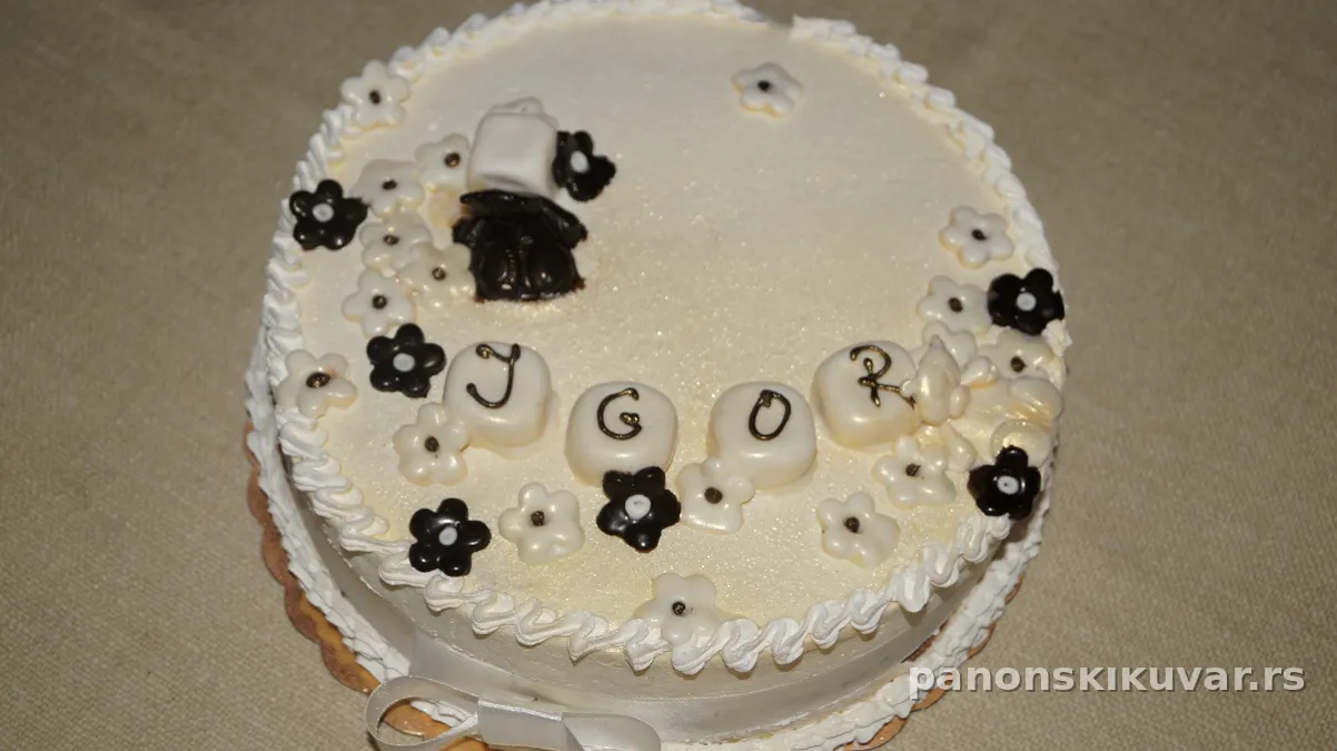 višeslojna prolećna torta sa kajsija marmeladom i bogatim belim šlagom