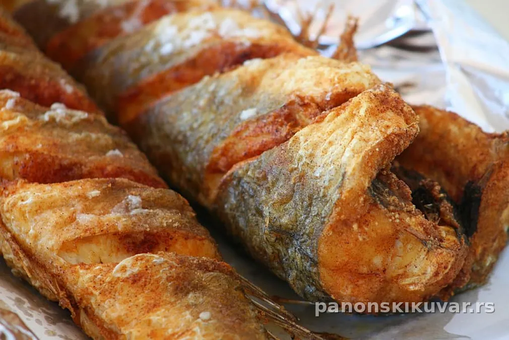 pržena pastrmka sa zlatnom hrskavom koricom poslužena uz krompir salatu