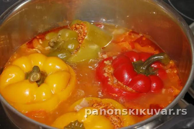 PUNJENA PAPRIKA KUVANA U PARADAJZ SOSU