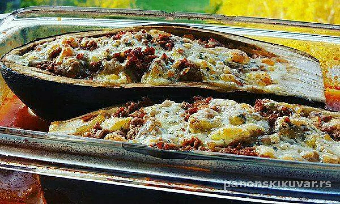 pečeni punjeni plavi patlidžani sa istopljenim kačkavaljem i paradajz sosom