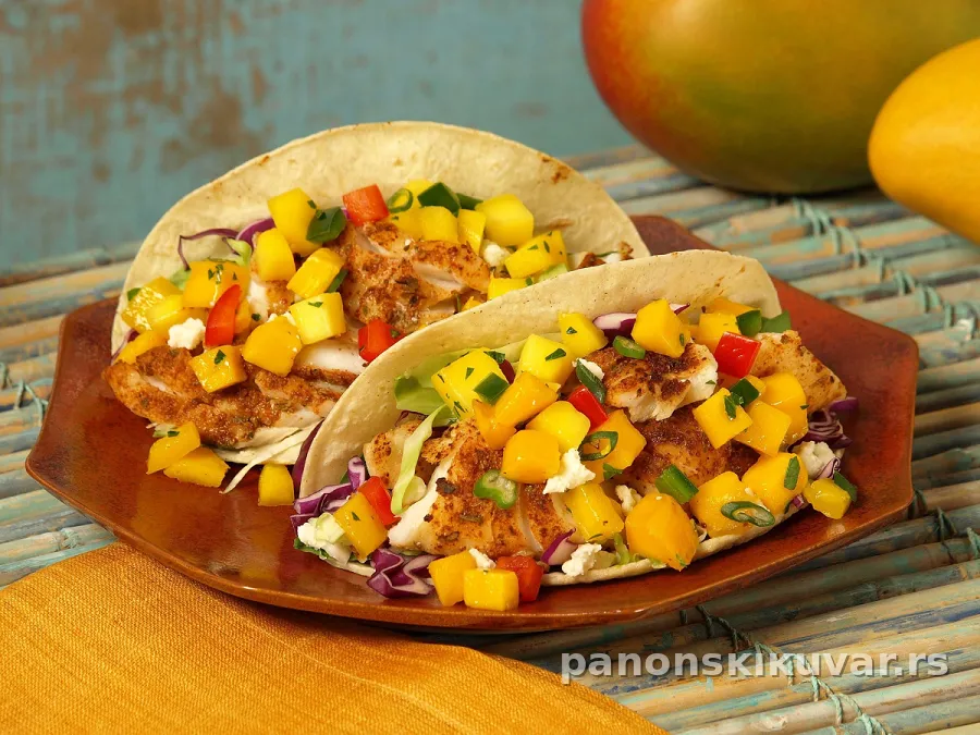 tortilje sa zlatno prženom ribom i šarenom mango-ananas salatom