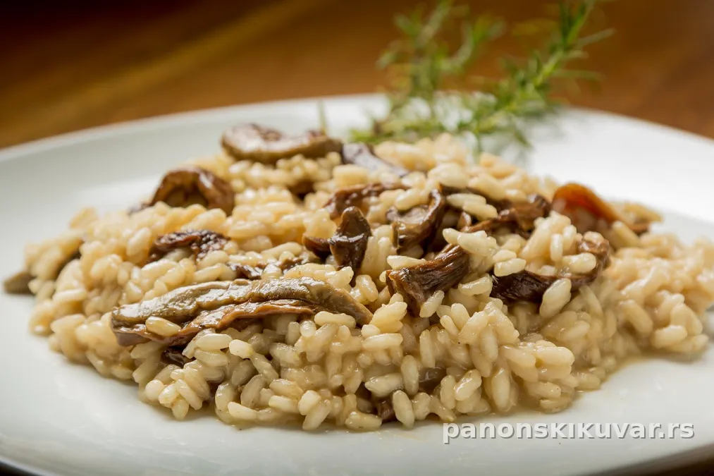 kremasti rižoto sa smeđim shiitake pečurkama i mladim lukom, posuto peršunom