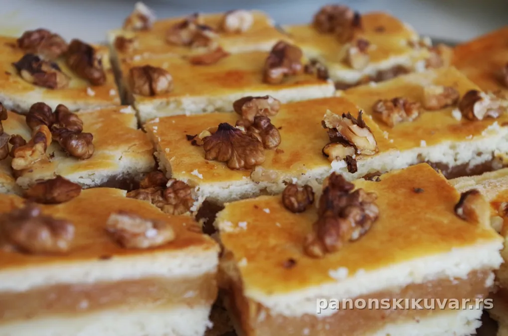 zlatno braon ruska pita sa orasima i čokoladom, isečena na kocke