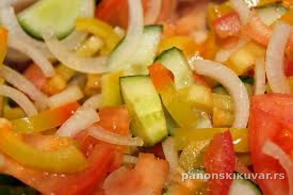 tanjir osvežavajuće salate od krastavaca i paprike sa seckanim lukom