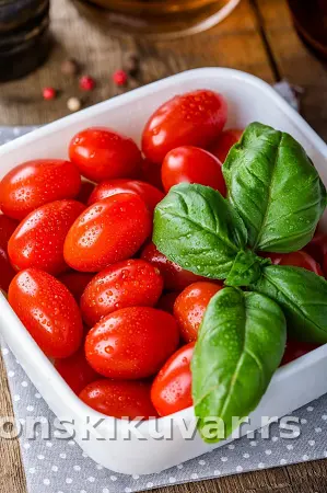 SALATA OD CHERRY PARADAJZA I BOSILJKA