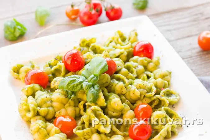 SALATA OD PESTO SOSA, TESTENINE I PARADAJZA