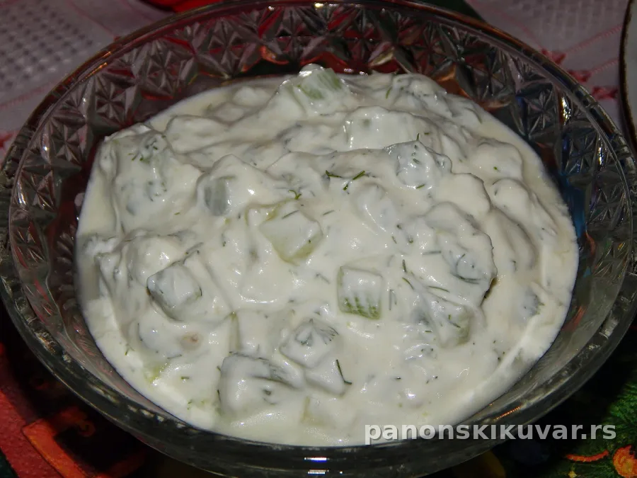 salata od krastavaca sa jogurtom, pavlakom i belim lukom u činiji za serviranje