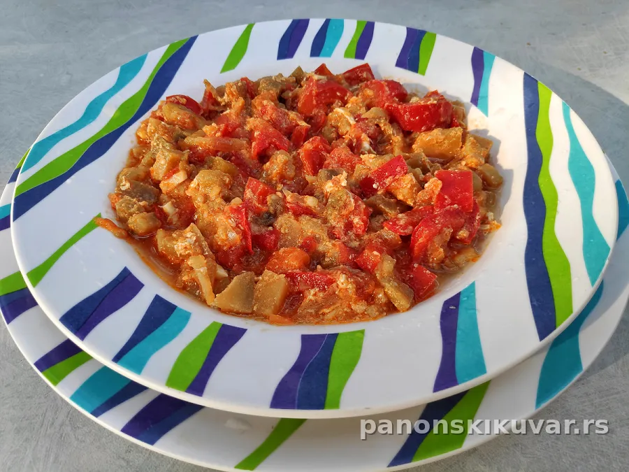 tanjir sataraša sa trakicama paprika, lukom i gustim paradajz sosom