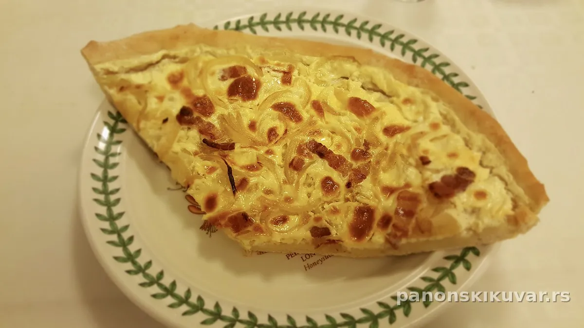 kocke slane pite sa karamelizovanim crnim lukom i dimljenom slaninom