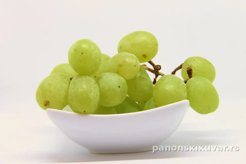 tegle staklastog slatka od belog grožđa, zrna uronjena u sjajnom sirupu