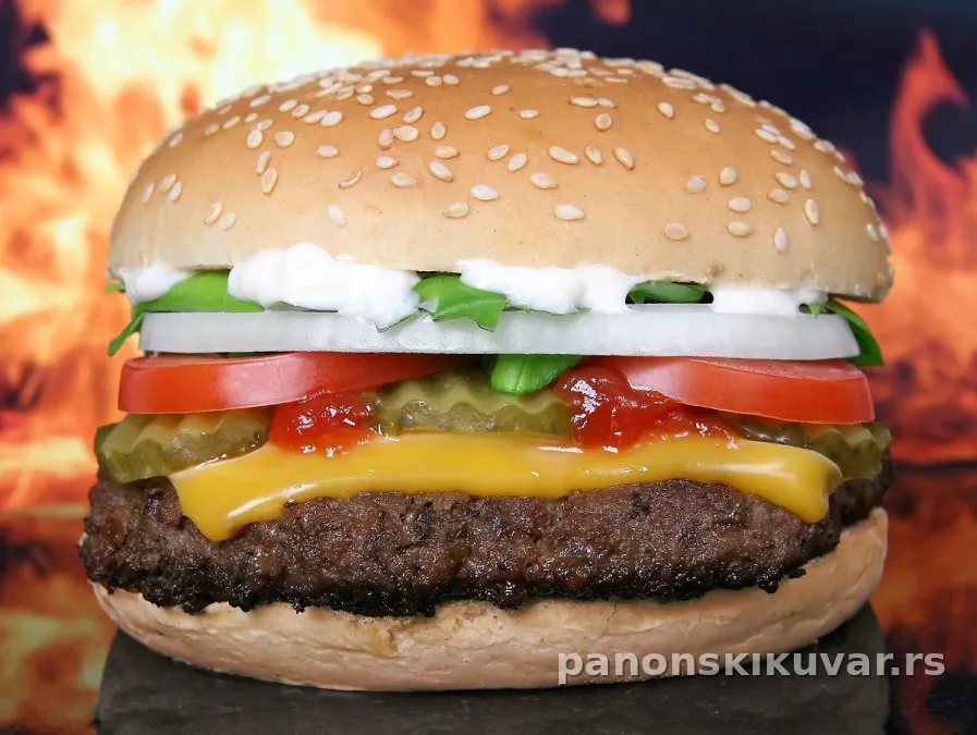 vrući sočni burgeri u zemičkama sa salatom i paradajzom presek