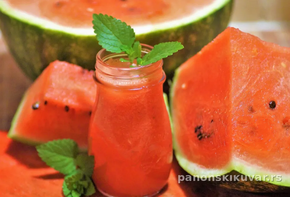 Čaša ružičastog soka od lubenice sa ledom i listićima mente