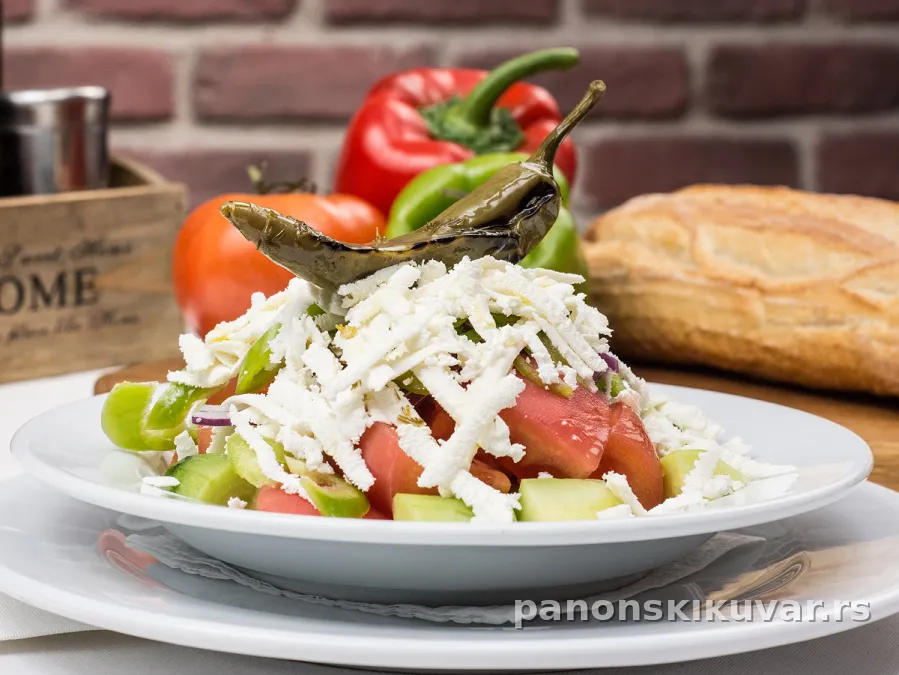 šopska salata sa paprikom, krastavcem, paradajzom i narendanom fetom