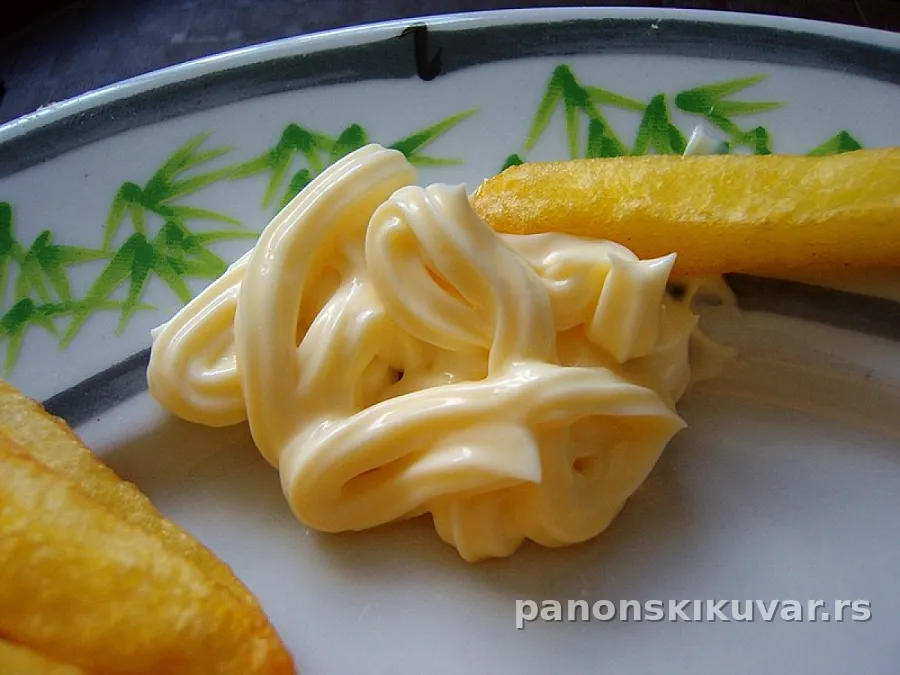 zlatno kremast sos od narandže u činiji pored pomfrita i sveže ceđene narandže