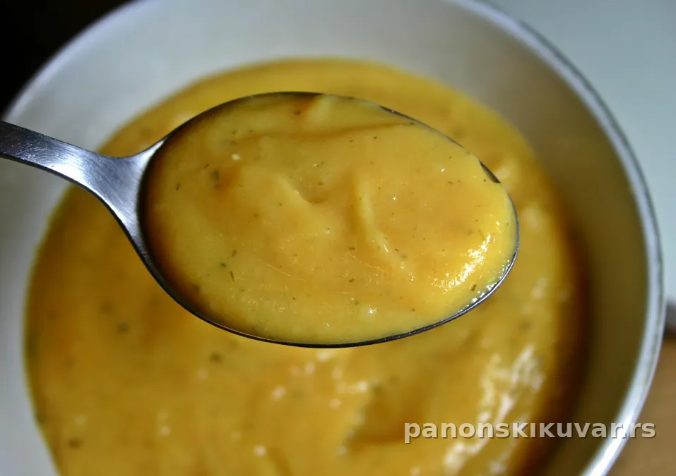 kremasti narandžasti sos od šargarepe i tikvice serviran u činiji