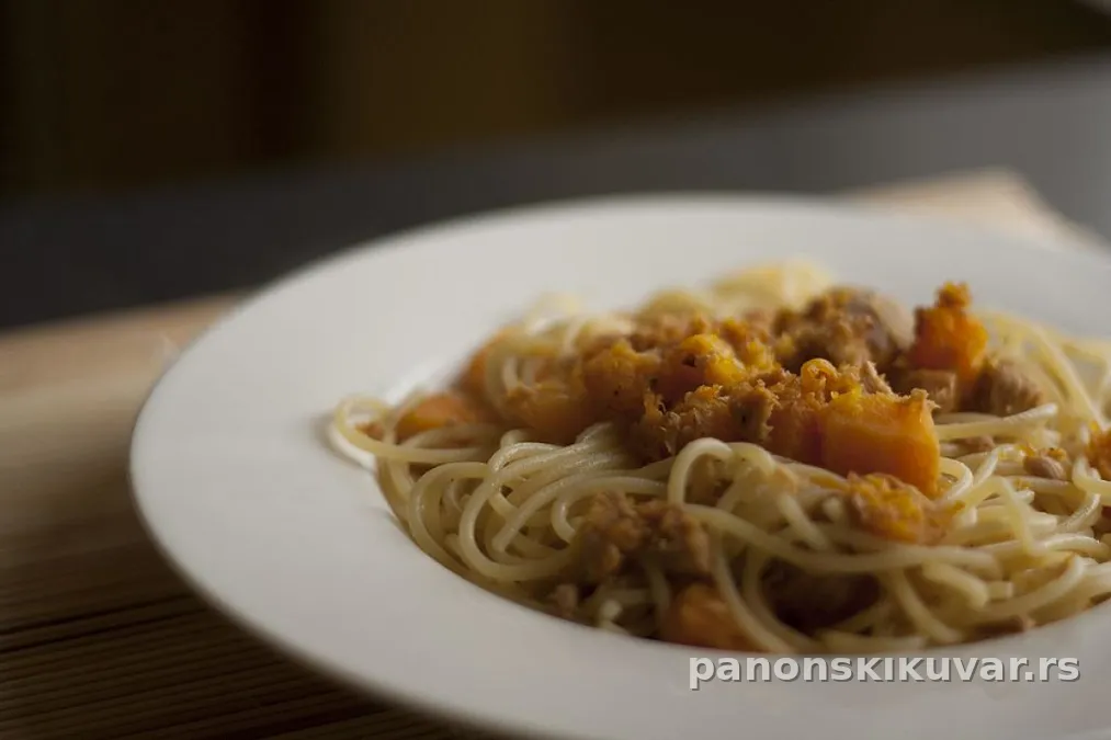 tanjir špageta sa kremastom bundevom, komadima tunjevine, posuto rendanim parmezanom