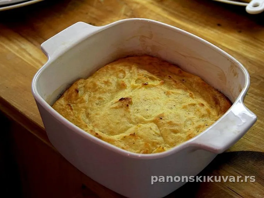 zlatno pečen sufle od krompira sa slojevima pavlake i zlatnom koricom