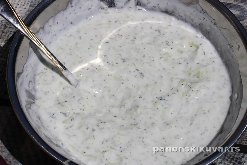 tarator salata u beloj činiji sa svežom mirođijom i izrendanim krastavcem