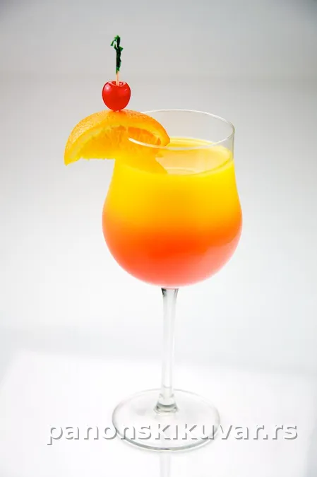 visoka čaša tequila sunrise sa narandžastim gradijentom i crvenim dnom