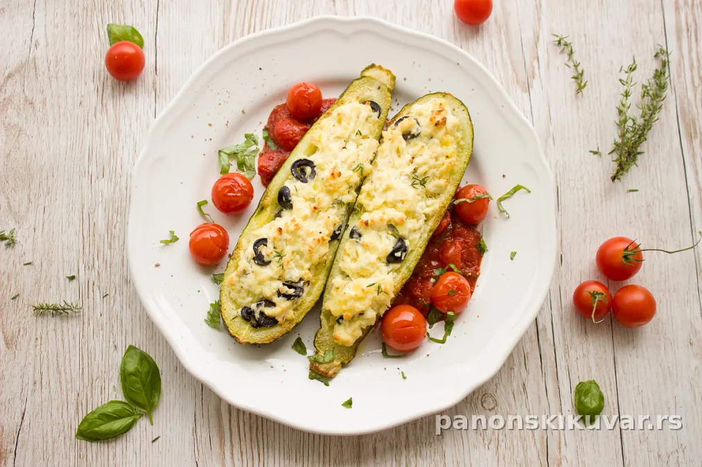 pečene tikvice pune kremastog feta i krem sira sa čeri paradajzom i maslinama