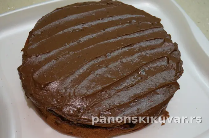 TORTA SA GLAZUROM OD ČOKOLADE