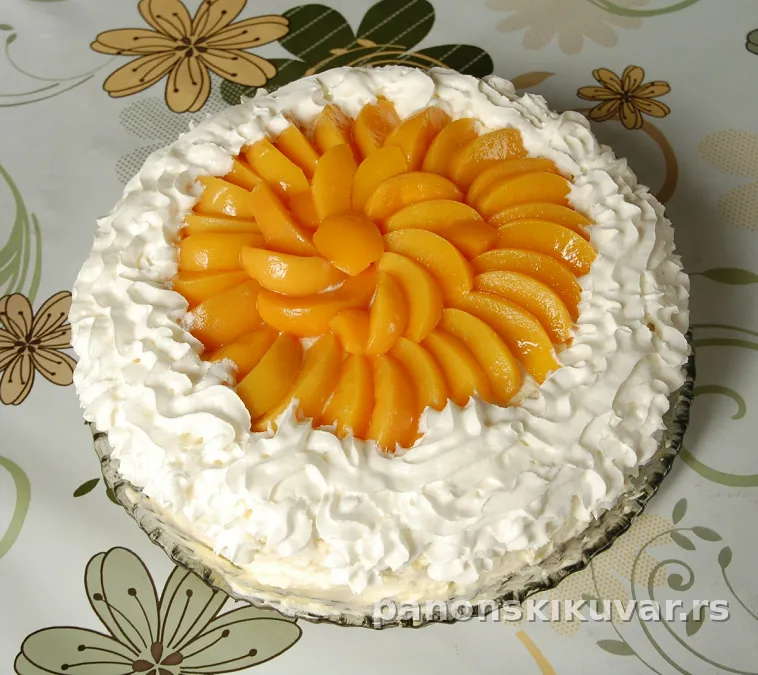okrugla torta sa bogatim kremom, šlagom i komadićima svežih breskvi