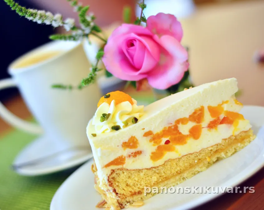 Kremasta torta sa slojem belog fila i šarenim kriškama mandarina