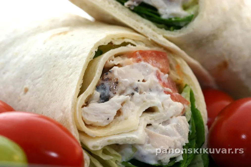 topla tortilja zapata punjena piletinom, rendanom šargarepom i kremom od sira
